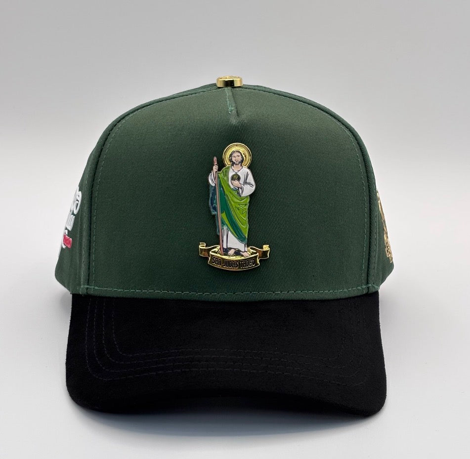 San Judas pin metálico frente verde