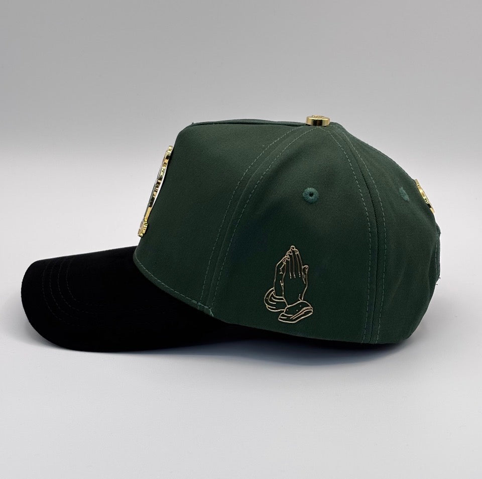 San Judas pin metálico frente verde